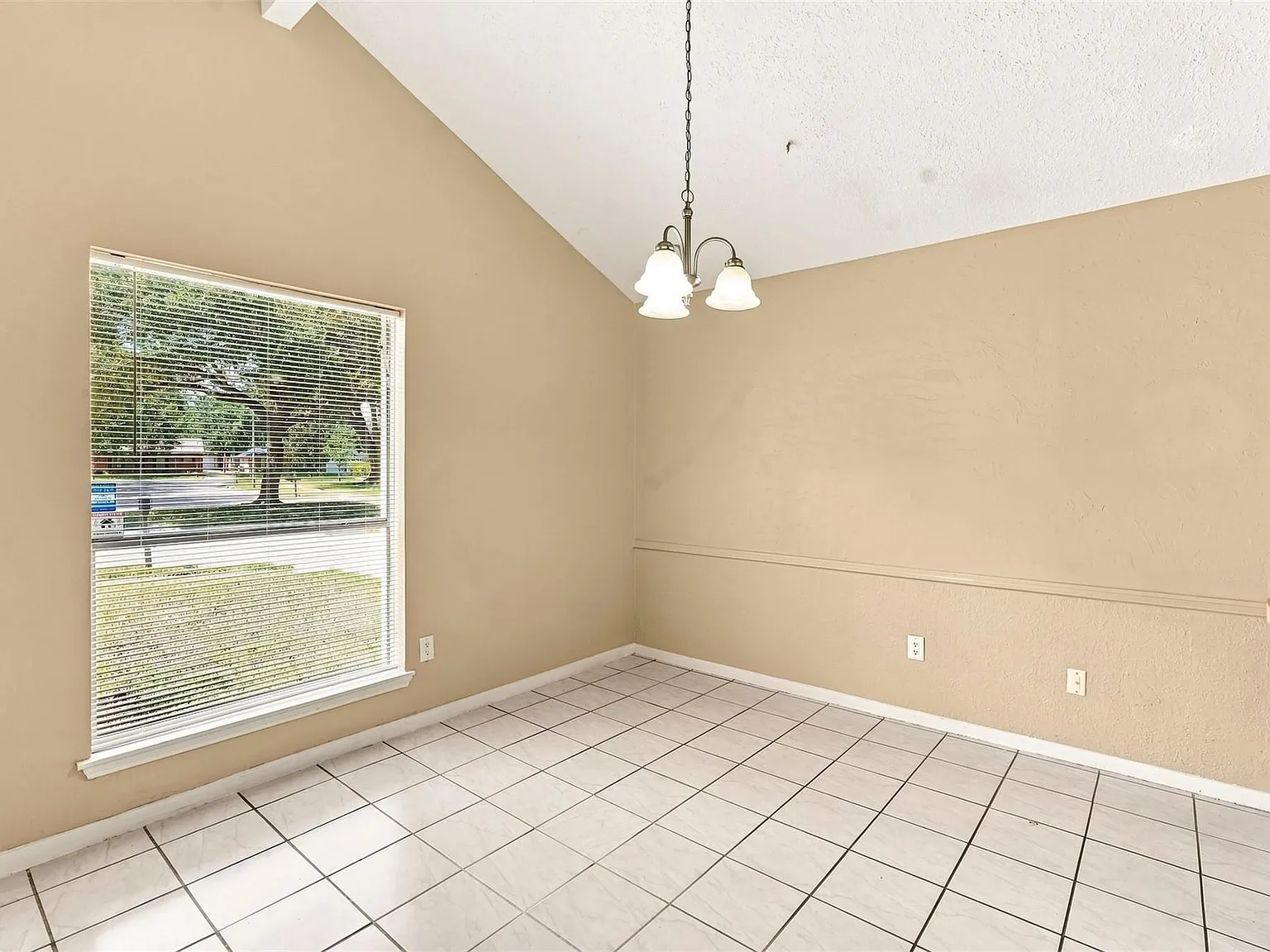 3 bed, 2.0 bath, 1620 sqft, $1,699 — Photo 4