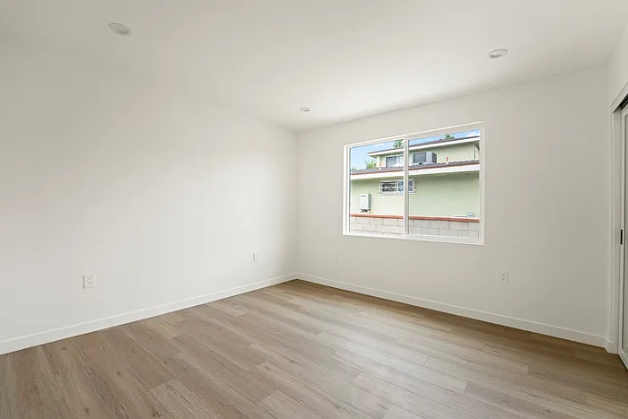 5308 S Victoria Ave — Photo 22