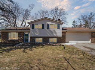 8272 W Huron Ct, White Lake, MI 48386