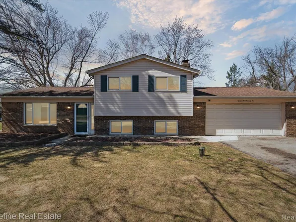 8272 W Huron Ct, White Lake, MI 48386