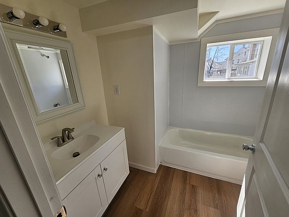 4th image of 415 1/2 Faulkner Ave #B