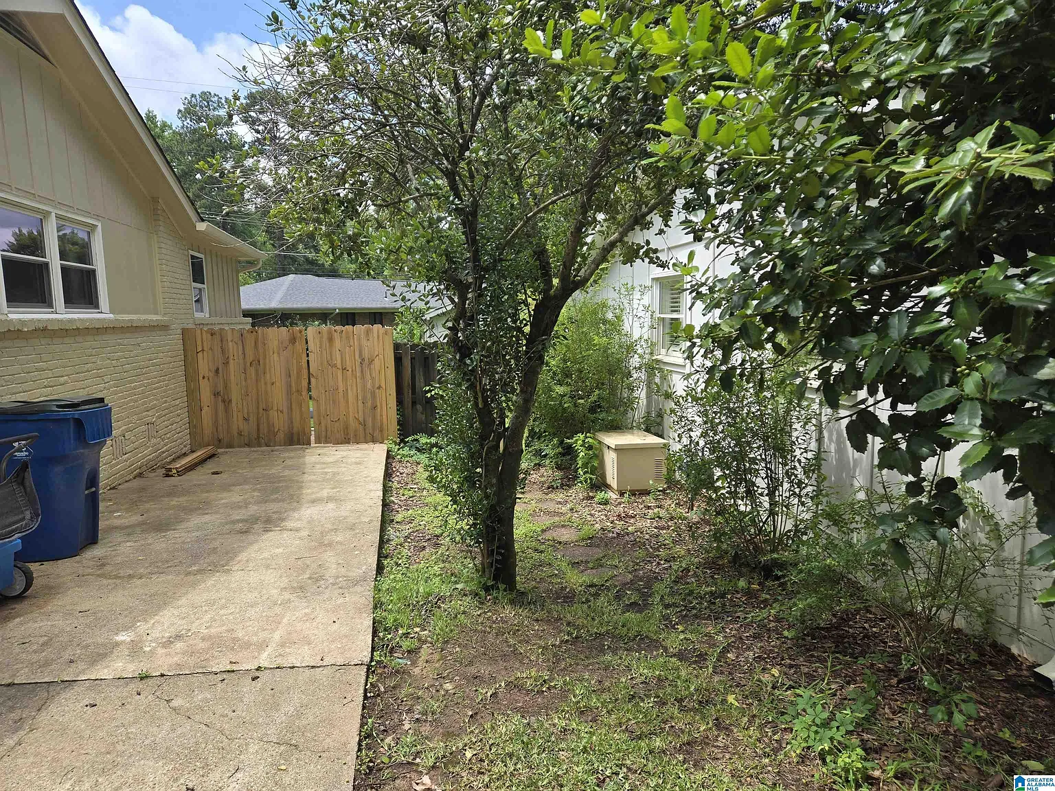 3 bed, 2.0 bath, 1066 sqft, $2,300 — Photo 3