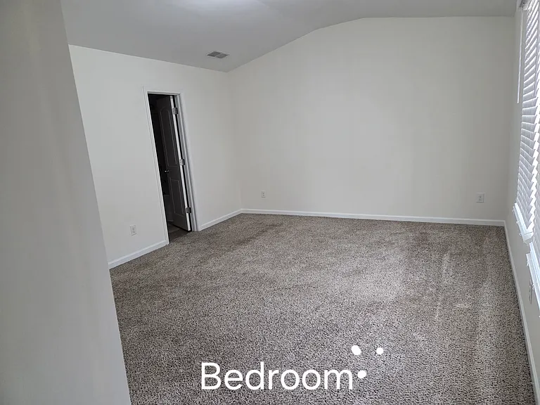 2144 Belmont Cir — Photo 11