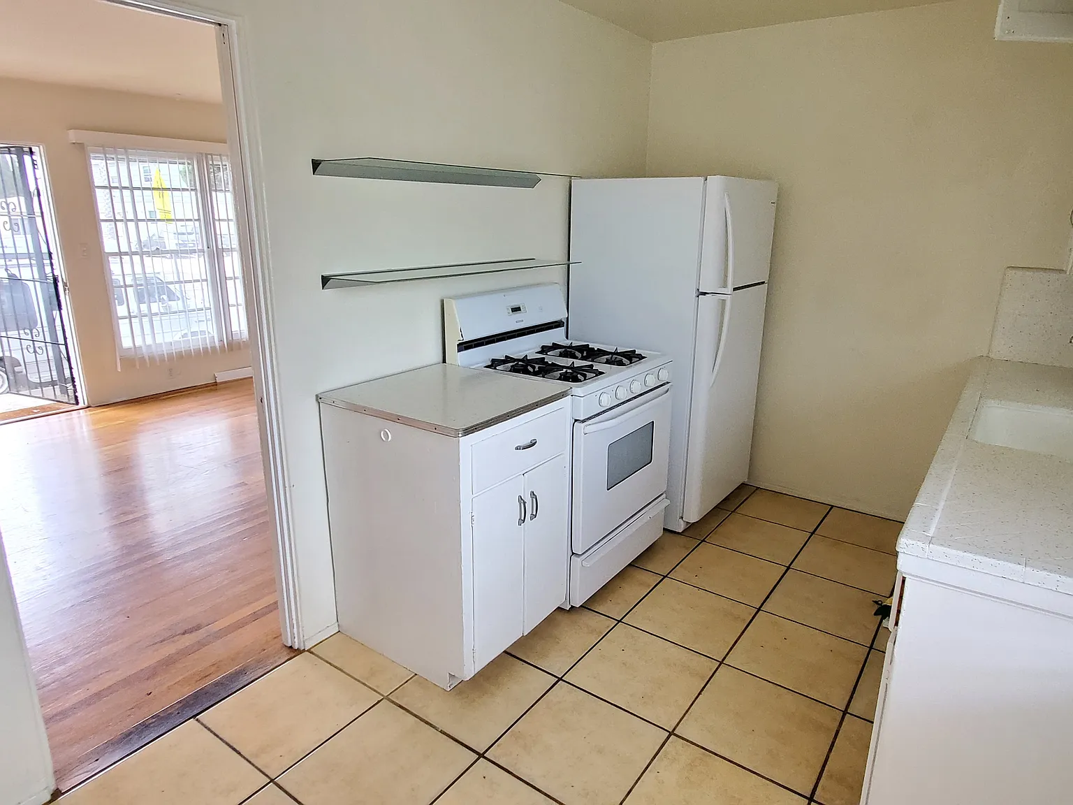 2 bed, 800 sqft, $3,100 — Photo 4