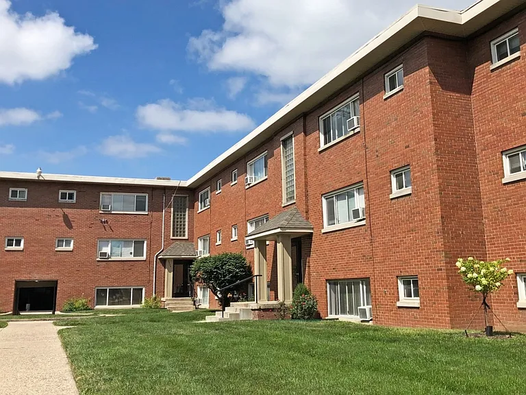 Maple Court — Photo 35