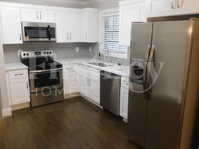 4 bed, 2.5 bath, 1977 sqft, $1,935 — Photo 2