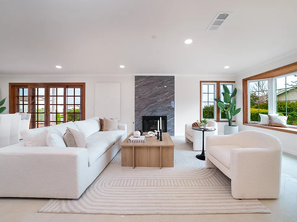 3823 Via Manzana