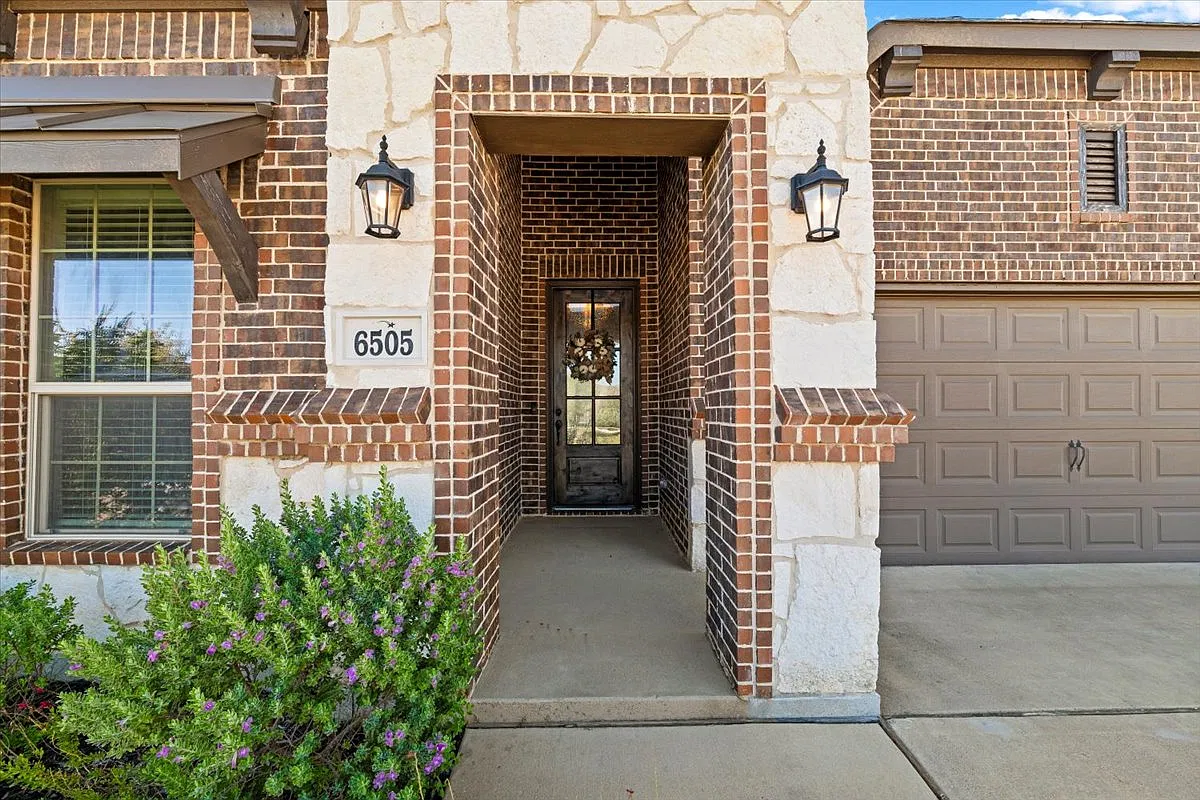 3 bed, 1936 sqft, $3,100 — Photo 2