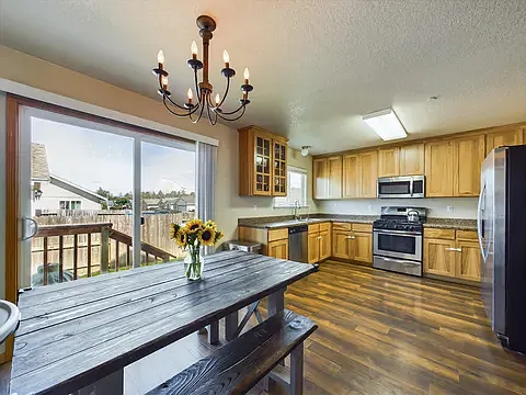 Kitchen & Dining Area
