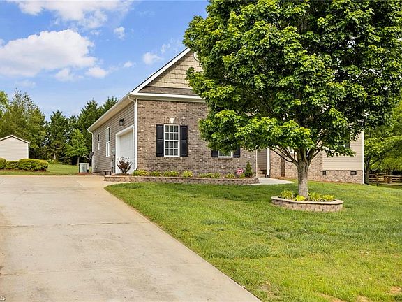 2nd image of 114 Scarlet Oak Ct