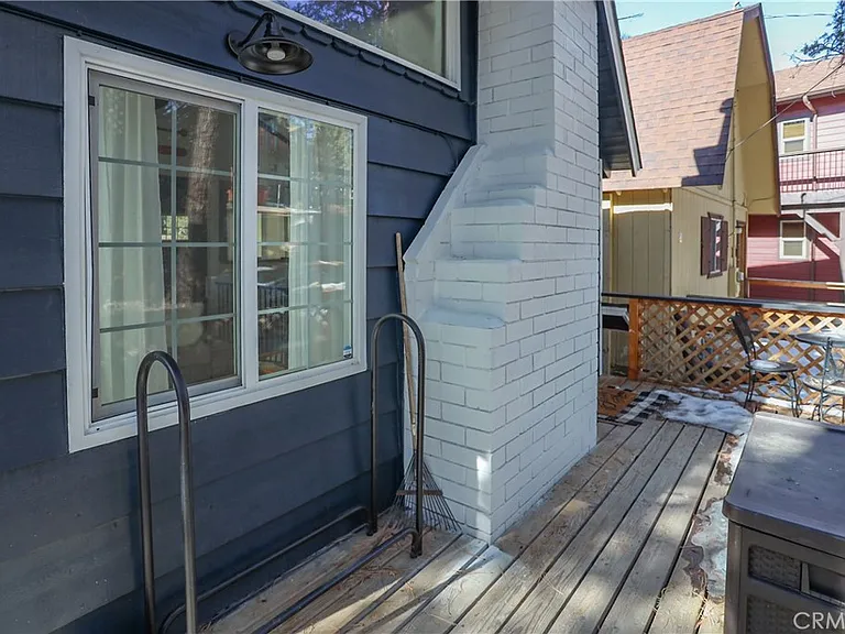 325 Hilltop Ln — Photo 3