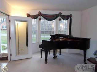 358 Woodridge Ct, Lake Orion, MI