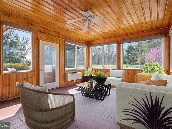 2nd image of 3302 Royale Glen Ave