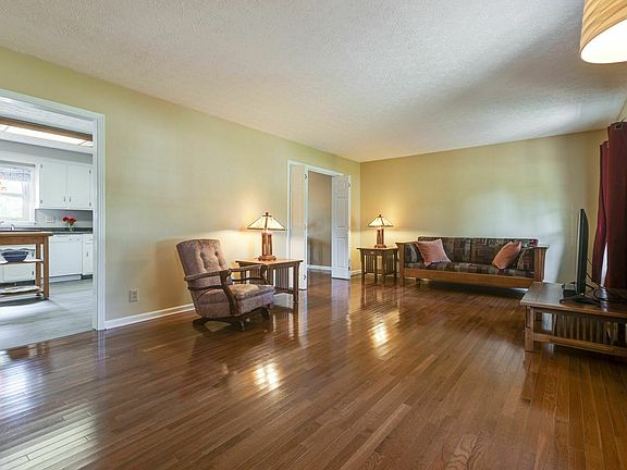 5th image of 290 Ardmoor Dr