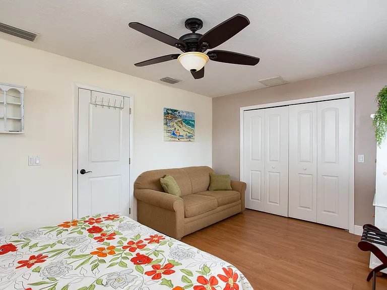 Queen Bedroom, upstairs