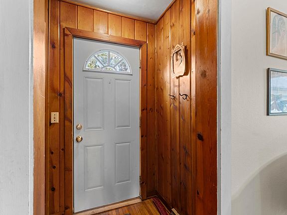 5th image of 121 6th Ave NE
