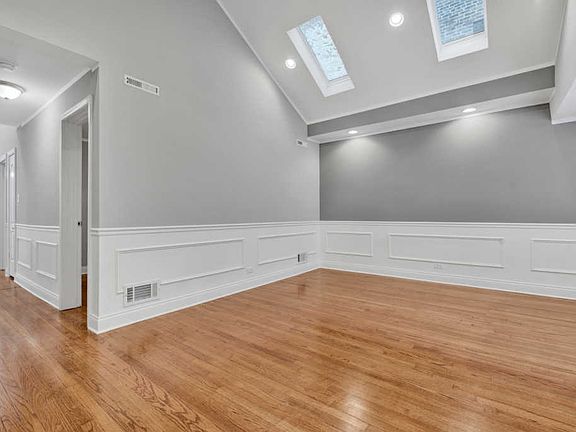 4th image of 10325 S Eberhart Ave