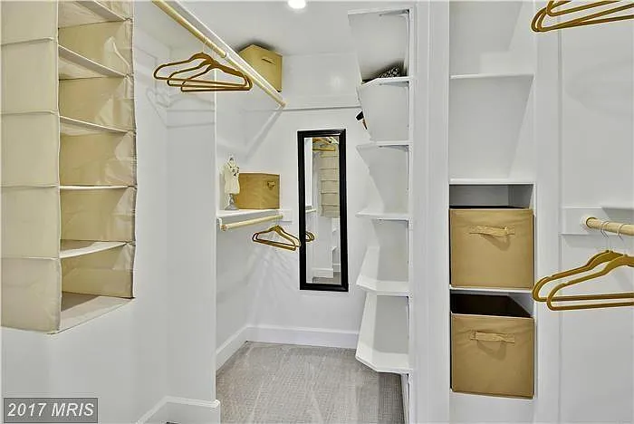Walk-in closer Main Bedroom