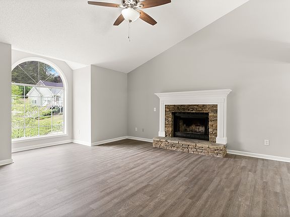 5th image of 520 Silver Maple Ln