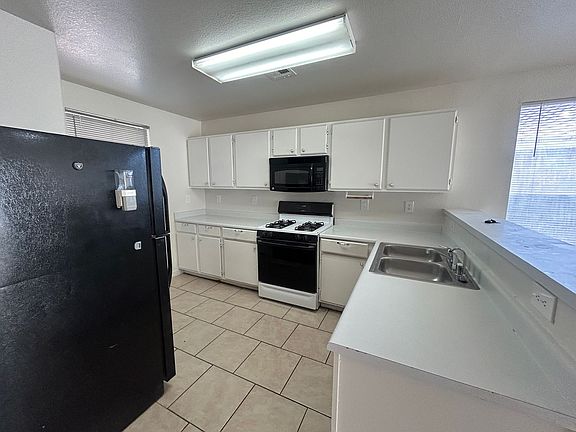 3rd image of 5521 Ramirez St