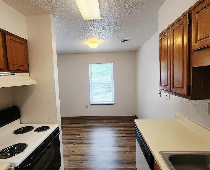 180 Ashwood Dr #D — Photo 11