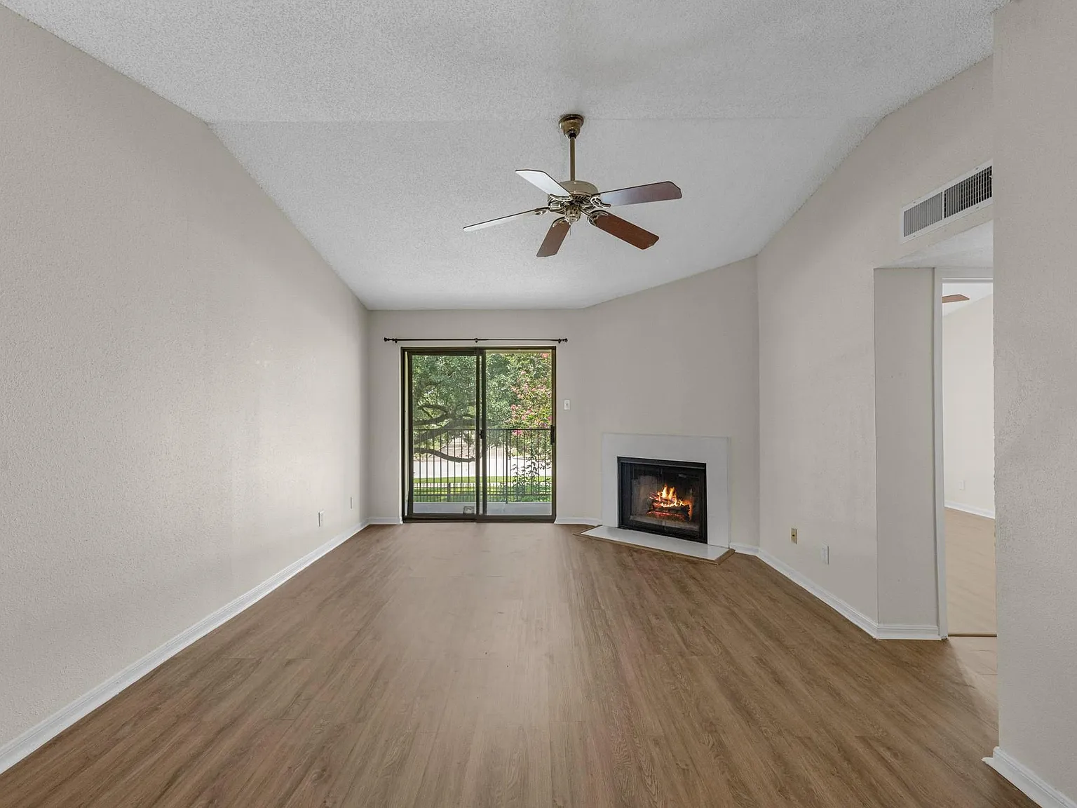 2 bed, 789 sqft, $1,400 — Photo 1