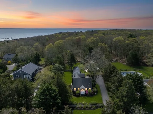 12 Noyes Ave, Mattapoisett, MA 02739