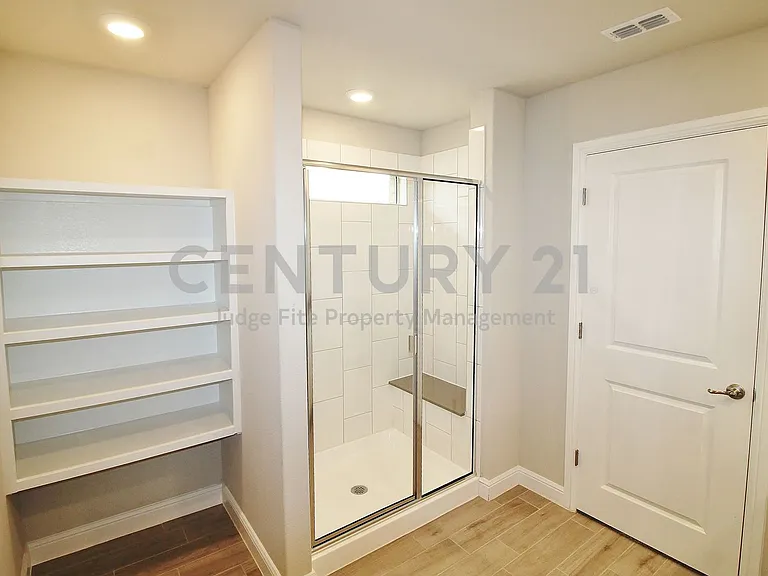 1449 Bennett Dr — Photo 8