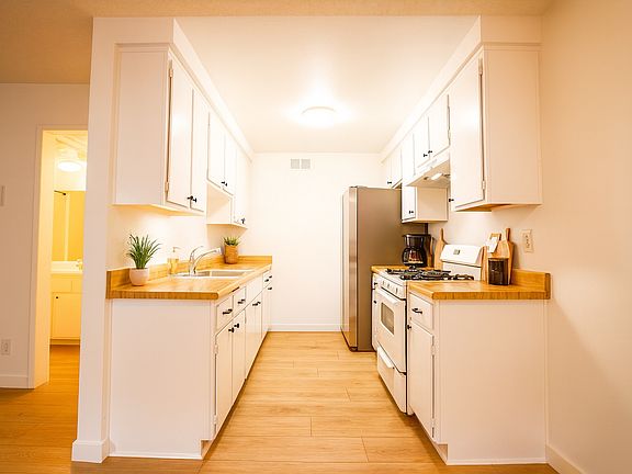 3rd image of 4248 Whitsett Ave APT 102