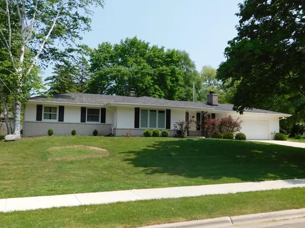 910 Hales TRAIL, Port Washington, WI 53074