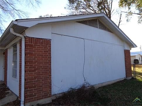 3rd image of 201 N Rainbow Dr