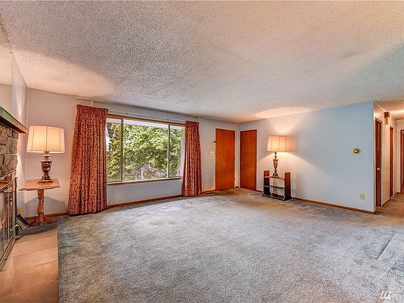 5th image of 10223 Roosevelt Way NE
