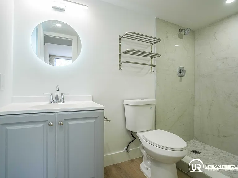 6960 Rue Vendome #201 — Photo 17