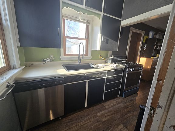 4th image of 223 17th Ave W