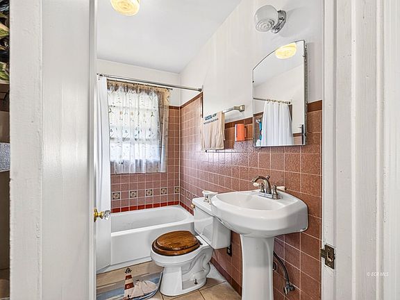 3rd image of 462 Wilson Ave