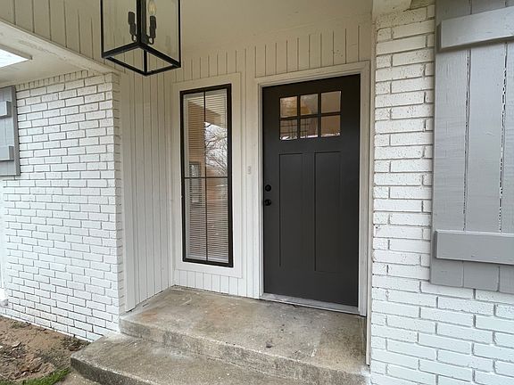 3rd image of 713 S Woodbine Dr