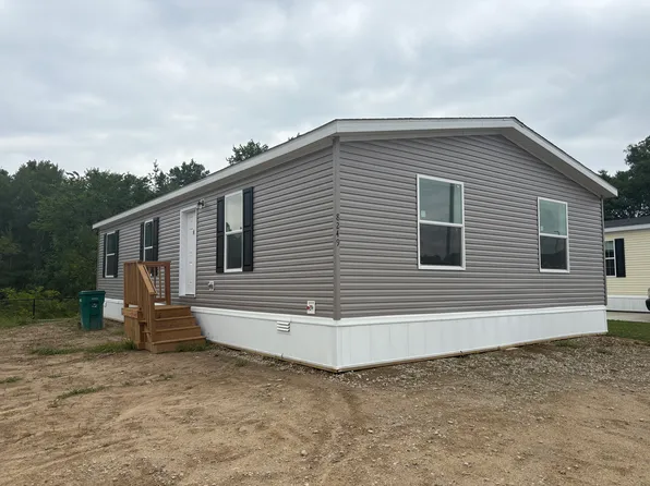 8249 W Cygnes Cir, Fenton, MI 48430
