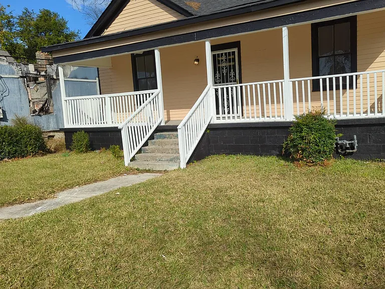 645 Rutherford Ave — Photo 2
