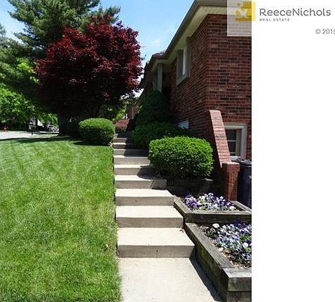 2nd image of 404 NE Golfview Dr