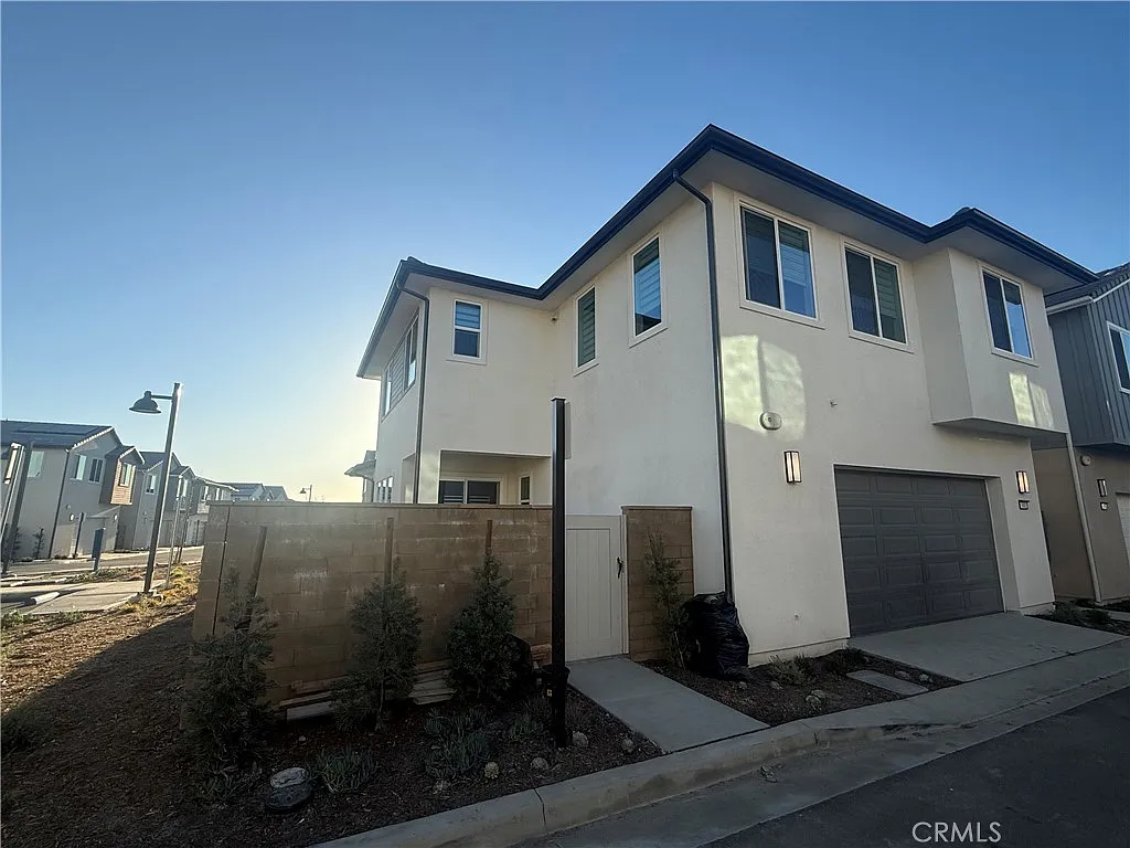 Building Photo - 301 Shoveler