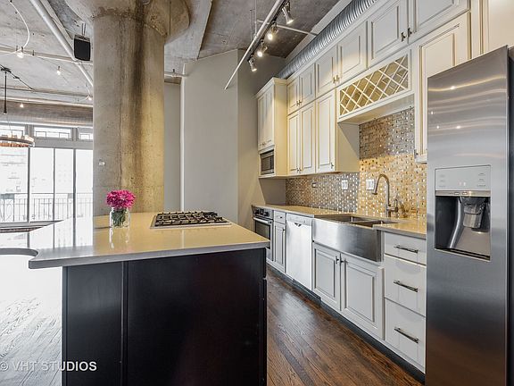 5th image of 360 W Illinois St APT 4D