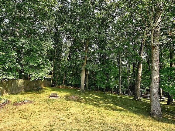 2nd image of 122 Woodbine Dr