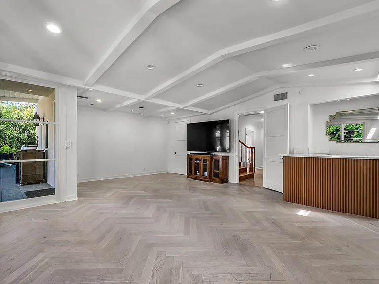 1521 Midvale Ave — Photo 34