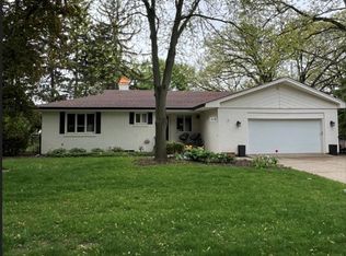319 Elm Ct, Libertyville, IL 60048