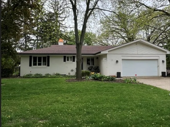 319 Elm Ct, Libertyville, IL 60048