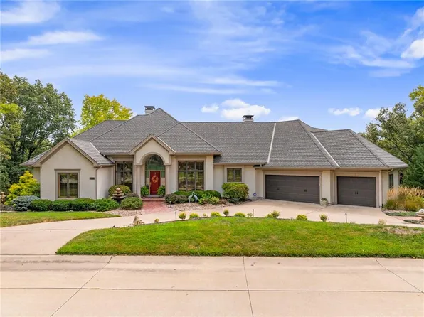 10319 S North Lake Cir, Olathe, KS 66061