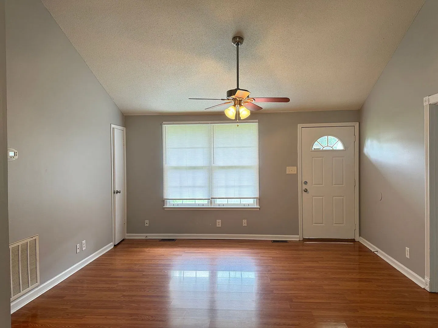 Close to Post 3/2 Bath Home! Fenced in backyard! — Photo 2