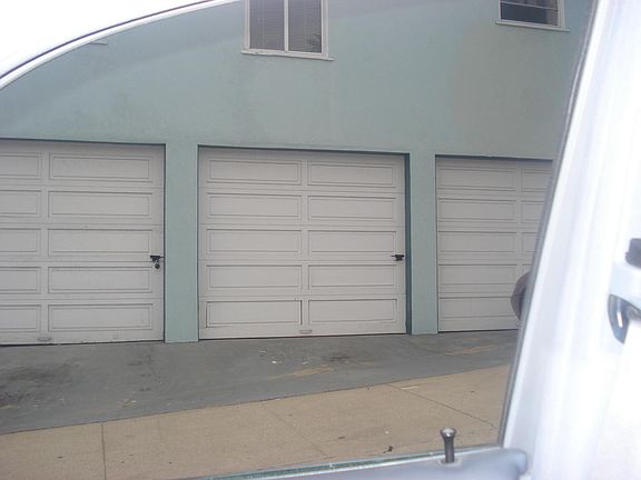 Middle garage