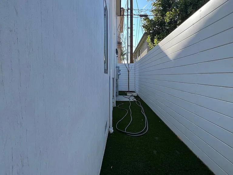 429 N Lomita St — Photo 6