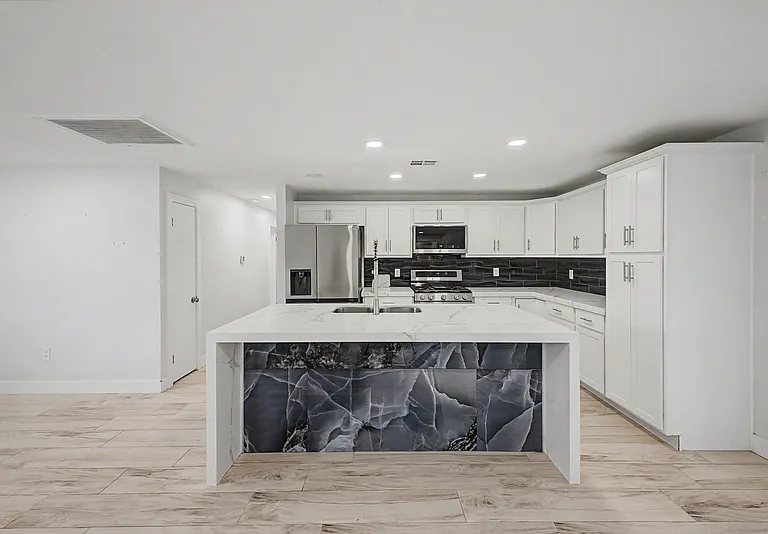 3701 E Ludlow Dr — Photo 1